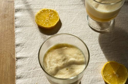 Citronfromage - tradycyjny duński deser cytrynowy, lekki i puszysty mus z cytryny podawany w szklance, popularny przepis z Danii.