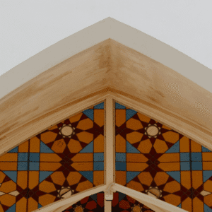 Islam w Indonezji - tradycyjna architektura indonezyjskiego meczetu w tle, artykuł o religii i kulturze Indonezji.