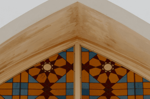 Islam w Indonezji - tradycyjna architektura indonezyjskiego meczetu w tle, artykuł o religii i kulturze Indonezji.