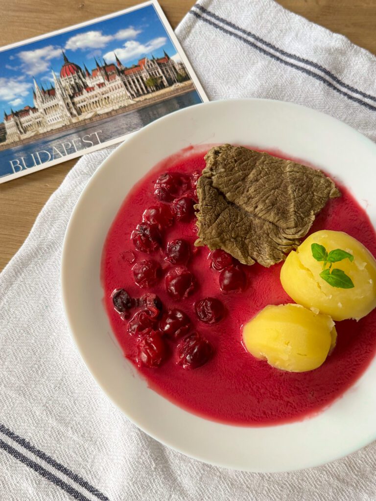 Főtt marha meggymártással – węgierska wołowina z sosem wiśniowym