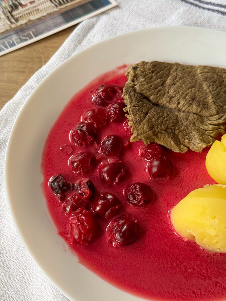 Főtt marha meggymártással – węgierska wołowina z sosem wiśniowym