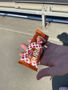 Baton twarogowy to klasyczny węgierski przysmak, który zyskał popularność również w Polsce. Jednak nasza oferta słodyczy tego typu wypada blado w porównaniu z bogactwem wariantów dostępnych na Węgrzech - różnorodność smaków i dodatków udowadnia, że Węgry to mekka twarogowych słodyczy.