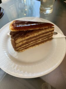 Tort Dobosza to klasyczny węgierski deser z czasów Austro-Węgier. Składa się z sześciu cienkich blatów biszkoptowych przełożonych kremem kakaowym. W tym samym okresie powstał także tort Eszterházy, opierający się na migdałowych blatach i waniliowym kremie.