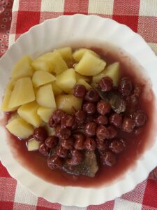 Főtt marha meggymártással, czyli wołowina w wiśniowym sosie, to jedno z najbardziej zaskakujących dań węgierskiej kuchni. Słodko-kwaśny sos przypomina kompot lub zupę owocową, podczas gdy wołowina pozostaje wytrawna. Ten kontrast smaków tworzy połączenie, które naprawdę intryguje!