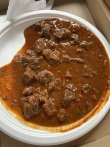 Gulasz to prawdziwa duma Węgier i jedno z najbardziej rozpoznawalnych dań w Europie. Powstaje z mięsa, cebuli i papryki, które razem tworzą aromatyczną, gęstą potrawę o głębokim smaku. Tak bardzo przypadł Polakom do gustu, że dziś na dobre zadomowił się w naszej kuchni.