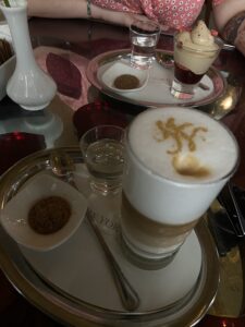 Kawiarnia, której nie sposób pominąć w Budapeszcie – New York Café reklamuje się jako „najpiękniejsza kawiarnia na świecie”. Wnętrze robi ogromne wrażenie swoim pałacowym przepychem, a jednocześnie odstrasza cenami. Jednak dla chwili luksusu warto dopłacić – kawa z 24-karatowymi płatkami złota kosztuje 13 euro (stan na 2025 rok).