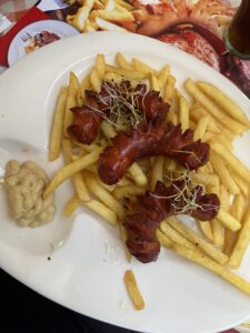 Węgierskie kiełbaski to świetna przekąska lub propozycja na danie główne. Najbardziej znane są kolbász - tradycyjne kiełbaski doprawione papryką, która nadaje im charakterystyczny aromat i kolor. Można je spotkać w różnych odsłonach: suszone lub grillowane.