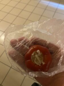 Podstawa i wizytówka kuchni węgierskiej. Węgierska papryka to przyprawa najczęściej utożsamiana z Węgrami i świetna pamiątka z podróży. Kupisz ją w formie proszku w każdym supermarkecie.Spróbujesz jej w leczo, gulaszu i wielu innych tradycyjnych daniach. Warto też skosztować wyrobów przygotowanych bezpośrednio z papryki, na przykład papryki faszerowanej lub konserwowej.