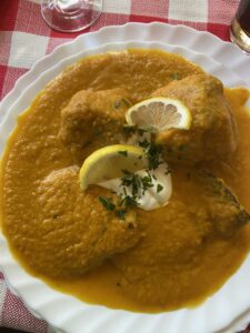 Vadas Marha, czyli dosłownie „dzika wołowina”, to klasyk węgierskiej kuchni – miękkie kawałki wołowiny duszone w aromatycznym sosie z warzyw korzeniowych. Sos jest kremowy, delikatny i lekko słodkawy, dzięki czemu idealnie komponuje się z mięsem.