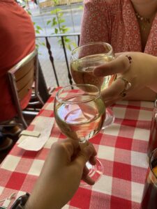 Węgry słyną również z wina, a szczególnie z regionu Tokaj, znanego z białego, deserowego wina. Tokaj ma tak duże znaczenie w kulturze węgierskiej, że jego nazwa została wspomniana w hymnie narodowym.