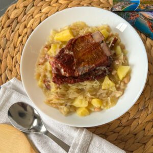 Istarska jota to esencja zimowego comfort foodu: aromatyczna kapusta kiszona, miękkie ziemniaki i sycąca fasola tworzą gęstą, rozgrzewającą zupę z charakterem. Całość dopełniają żeberka i boczek, które nadają jej głębi i wyrazistości. Poznaj prosty przepis na chorwacki kapuśniak, który smakuje domowo, treściwie i kojąco.