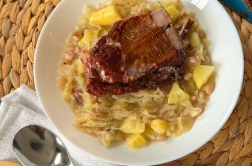 Istarska jota to esencja zimowego comfort foodu: aromatyczna kapusta kiszona, miękkie ziemniaki i sycąca fasola tworzą gęstą, rozgrzewającą zupę z charakterem. Całość dopełniają żeberka i boczek, które nadają jej głębi i wyrazistości. Poznaj prosty przepis na chorwacki kapuśniak, który smakuje domowo, treściwie i kojąco.