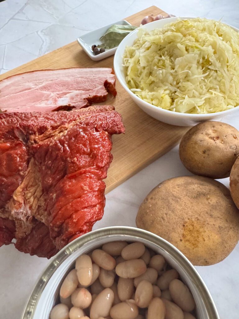 Istarska jota to esencja zimowego comfort foodu: aromatyczna kapusta kiszona, miękkie ziemniaki i sycąca fasola tworzą gęstą, rozgrzewającą zupę z charakterem. Całość dopełniają żeberka i boczek, które nadają jej głębi i wyrazistości. Poznaj prosty przepis na chorwacki kapuśniak, który smakuje domowo, treściwie i kojąco.