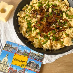 Szpecle z serem – klasyczne niemieckie comfort food prosto z Alp. Ciągnący ser, chrupiąca cebula i tradycyjny przepis kuchni szwabskiej. Idealne danie na chłodne dni.