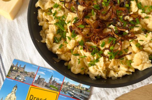 Szpecle z serem – klasyczne niemieckie comfort food prosto z Alp. Ciągnący ser, chrupiąca cebula i tradycyjny przepis kuchni szwabskiej. Idealne danie na chłodne dni.