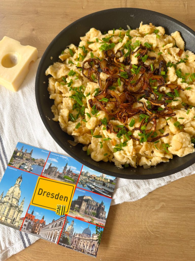 Szpecle z serem – klasyczne niemieckie comfort food prosto z Alp. Ciągnący ser, chrupiąca cebula i tradycyjny przepis kuchni szwabskiej. Idealne danie na chłodne dni.