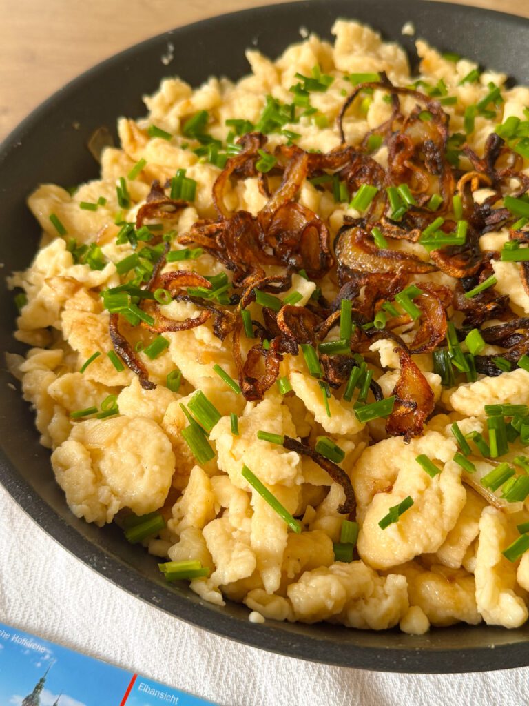 Szpecle z serem – klasyczne niemieckie comfort food prosto z Alp. Ciągnący ser, chrupiąca cebula i tradycyjny przepis kuchni szwabskiej. Idealne danie na chłodne dni.