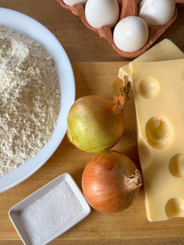 Szpecle z serem – klasyczne niemieckie comfort food prosto z Alp. Ciągnący ser, chrupiąca cebula i tradycyjny przepis kuchni szwabskiej. Idealne danie na chłodne dni.