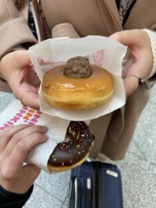 Kuchnia niemiecka to znacznie więcej niż kiełbasa i piwo. To sycące, rozgrzewające dania, proste smaki doprowadzone do perfekcji i regionalne klasyki, które potrafią zaskoczyć. Jeśli planujesz podróż do Niemiec lub chcesz poznać ich kulinarne oblicze, oto lista 13 dań, których musisz spróbować.