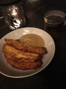 Kuchnia niemiecka to znacznie więcej niż kiełbasa i piwo. To sycące, rozgrzewające dania, proste smaki doprowadzone do perfekcji i regionalne klasyki, które potrafią zaskoczyć. Jeśli planujesz podróż do Niemiec lub chcesz poznać ich kulinarne oblicze, oto lista 13 dań, których musisz spróbować.