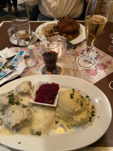 Kuchnia niemiecka to znacznie więcej niż kiełbasa i piwo. To sycące, rozgrzewające dania, proste smaki doprowadzone do perfekcji i regionalne klasyki, które potrafią zaskoczyć. Jeśli planujesz podróż do Niemiec lub chcesz poznać ich kulinarne oblicze, oto lista 13 dań, których musisz spróbować.