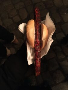 Kuchnia niemiecka to znacznie więcej niż kiełbasa i piwo. To sycące, rozgrzewające dania, proste smaki doprowadzone do perfekcji i regionalne klasyki, które potrafią zaskoczyć. Jeśli planujesz podróż do Niemiec lub chcesz poznać ich kulinarne oblicze, oto lista 13 dań, których musisz spróbować.