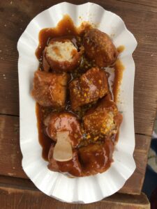 Kuchnia niemiecka to znacznie więcej niż kiełbasa i piwo. To sycące, rozgrzewające dania, proste smaki doprowadzone do perfekcji i regionalne klasyki, które potrafią zaskoczyć. Jeśli planujesz podróż do Niemiec lub chcesz poznać ich kulinarne oblicze, oto lista 13 dań, których musisz spróbować.