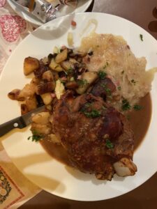 Kuchnia niemiecka to znacznie więcej niż kiełbasa i piwo. To sycące, rozgrzewające dania, proste smaki doprowadzone do perfekcji i regionalne klasyki, które potrafią zaskoczyć. Jeśli planujesz podróż do Niemiec lub chcesz poznać ich kulinarne oblicze, oto lista 13 dań, których musisz spróbować.