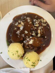 Kuchnia niemiecka to znacznie więcej niż kiełbasa i piwo. To sycące, rozgrzewające dania, proste smaki doprowadzone do perfekcji i regionalne klasyki, które potrafią zaskoczyć. Jeśli planujesz podróż do Niemiec lub chcesz poznać ich kulinarne oblicze, oto lista 13 dań, których musisz spróbować.