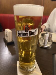 Kuchnia niemiecka to znacznie więcej niż kiełbasa i piwo. To sycące, rozgrzewające dania, proste smaki doprowadzone do perfekcji i regionalne klasyki, które potrafią zaskoczyć. Jeśli planujesz podróż do Niemiec lub chcesz poznać ich kulinarne oblicze, oto lista 13 dań, których musisz spróbować.