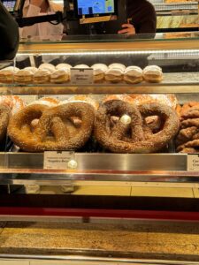 Kuchnia niemiecka to znacznie więcej niż kiełbasa i piwo. To sycące, rozgrzewające dania, proste smaki doprowadzone do perfekcji i regionalne klasyki, które potrafią zaskoczyć. Jeśli planujesz podróż do Niemiec lub chcesz poznać ich kulinarne oblicze, oto lista 13 dań, których musisz spróbować.