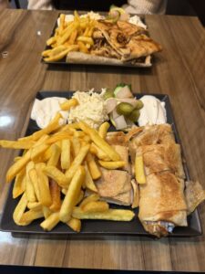 Kuchnia niemiecka to znacznie więcej niż kiełbasa i piwo. To sycące, rozgrzewające dania, proste smaki doprowadzone do perfekcji i regionalne klasyki, które potrafią zaskoczyć. Jeśli planujesz podróż do Niemiec lub chcesz poznać ich kulinarne oblicze, oto lista 13 dań, których musisz spróbować.