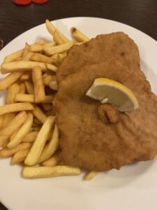 Kuchnia niemiecka to znacznie więcej niż kiełbasa i piwo. To sycące, rozgrzewające dania, proste smaki doprowadzone do perfekcji i regionalne klasyki, które potrafią zaskoczyć. Jeśli planujesz podróż do Niemiec lub chcesz poznać ich kulinarne oblicze, oto lista 13 dań, których musisz spróbować.