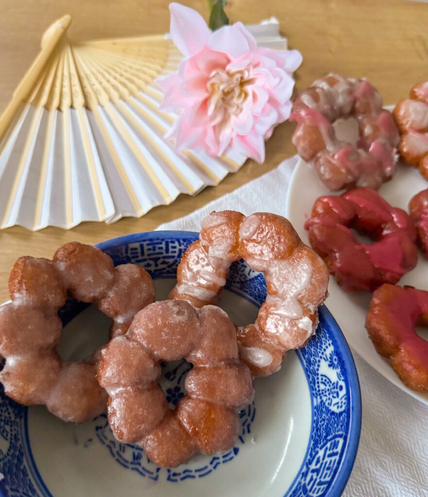 Ciągnące, sprężyste i inne niż klasyczne pączki - mochi donuts to idealna propozycja na tłusty czwartek. Ten japoński przysmak zachwyca charakterystyczną, ciągnącą konsystencją, nietypowym kształtem i żywymi kolorami. Sprawdź prosty przepis i zrób je w domu.
