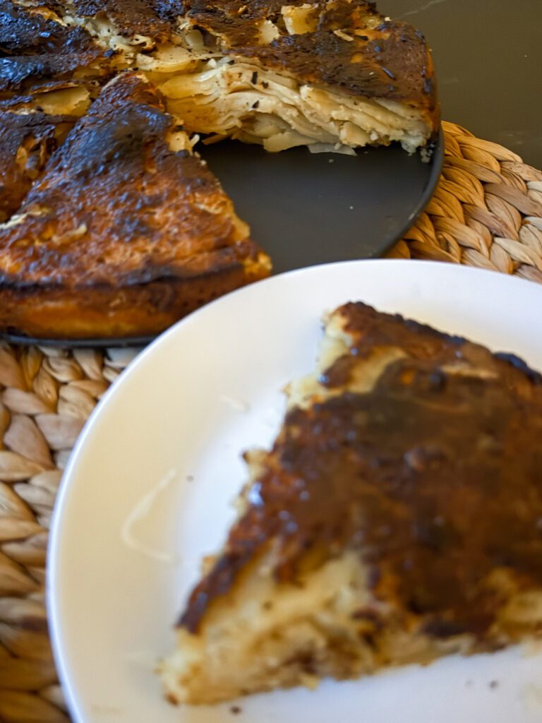 Miękkie warstwy ciasta. Kremowe nadzienie. Masło, które powoli się wchłania. Flia to tradycyjne danie kuchni albańskiej, zapiekane warstwowo jak tort. Można jeść ją na słono lub słodko. Rozgrzewa, syci i od wieków kojarzy się z wiosną.