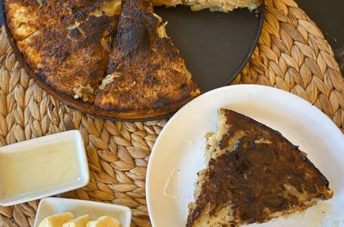 Miękkie warstwy ciasta. Kremowe nadzienie. Masło, które powoli się wchłania. Flia to tradycyjne danie kuchni albańskiej, zapiekane warstwowo jak tort. Można jeść ją na słono lub słodko. Rozgrzewa, syci i od wieków kojarzy się z wiosną.